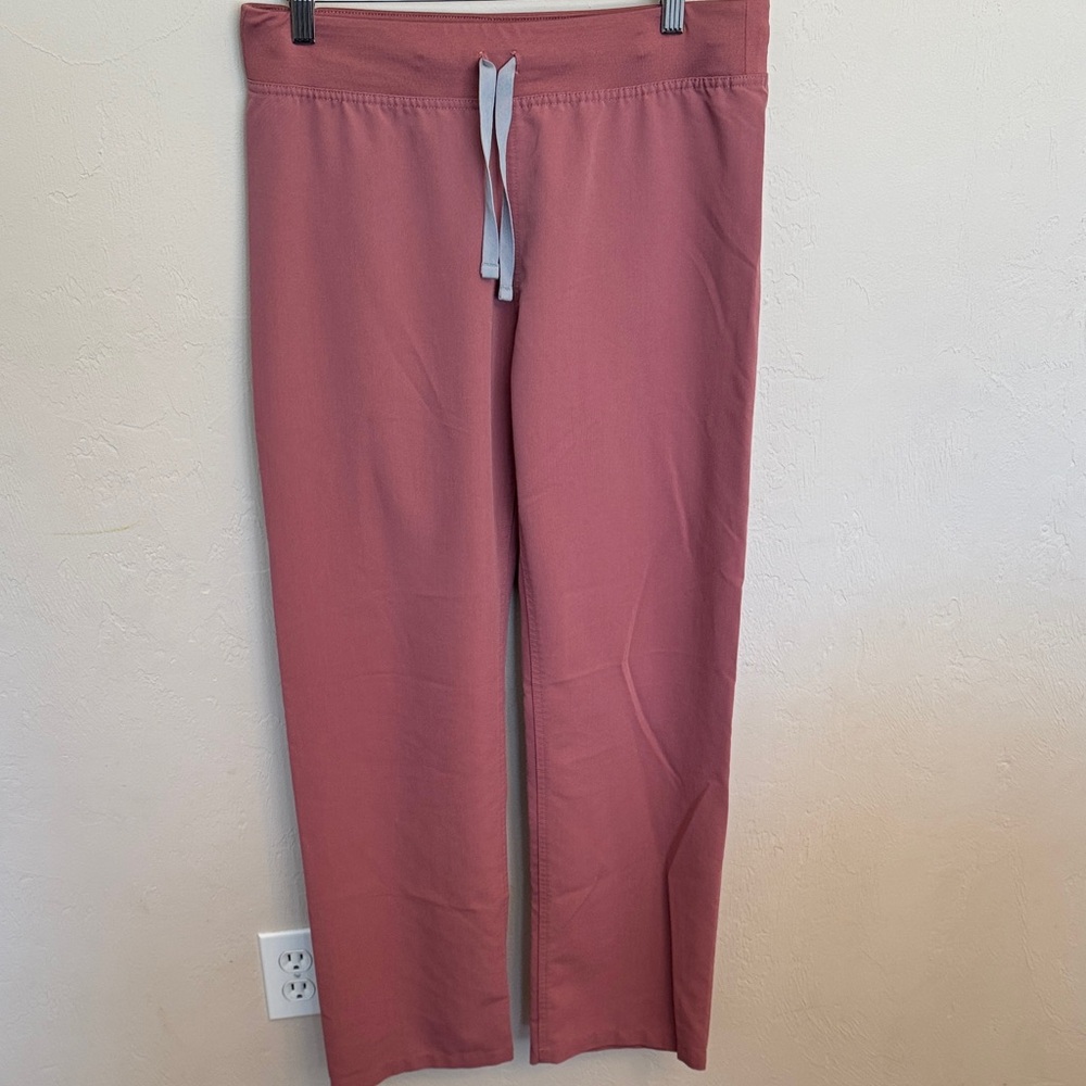 Figs Livingston scrub pants in mauve